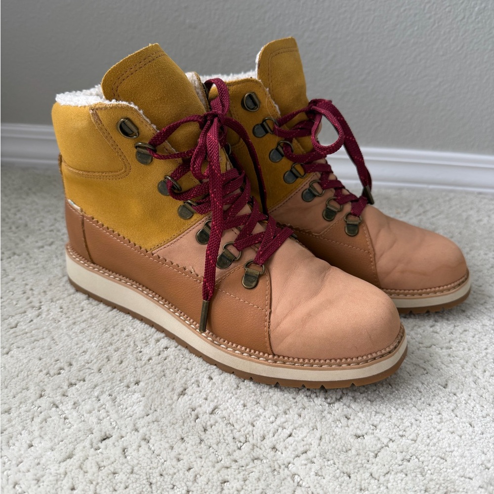 Toms Tan & Mustard Lace-Up Winter Boots with Burgundy Laces